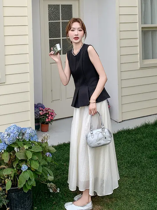 洗練された雰囲気の女性用ワンピース風ドレス【ノースリーブ・ウエスト絞り・スカート付き】（セットアップ対応）