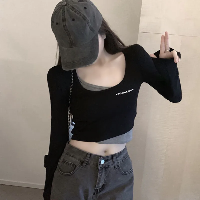 通勤風のtシャツで失敗しないコーデは？短め長袖の「デザイン性のあるトップス」が解決する