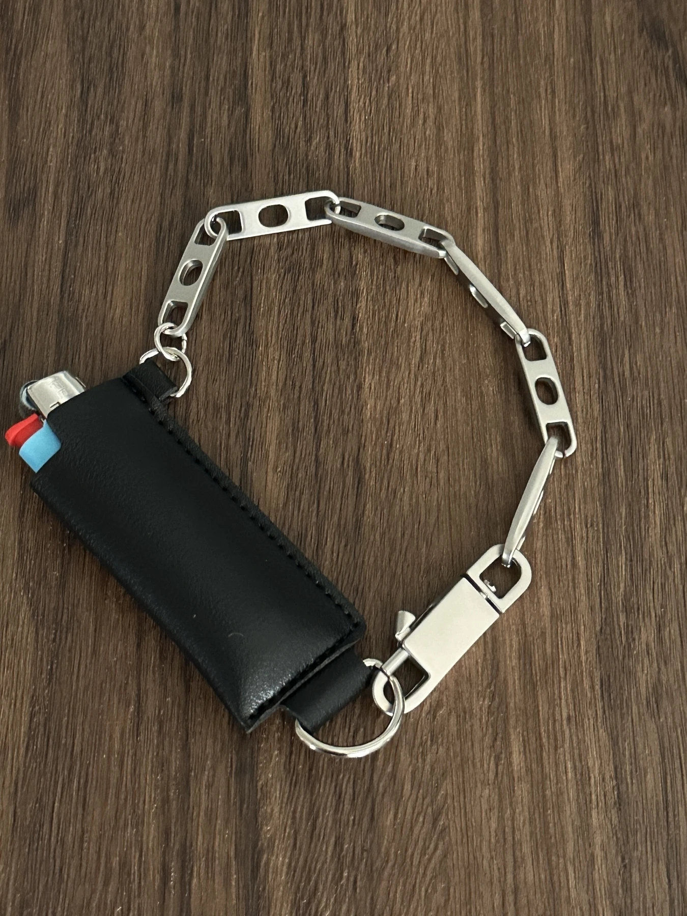 IEWSの高級感あるシンプルキーリング【赤と青のアクセント】はどんな使い方があるのか？