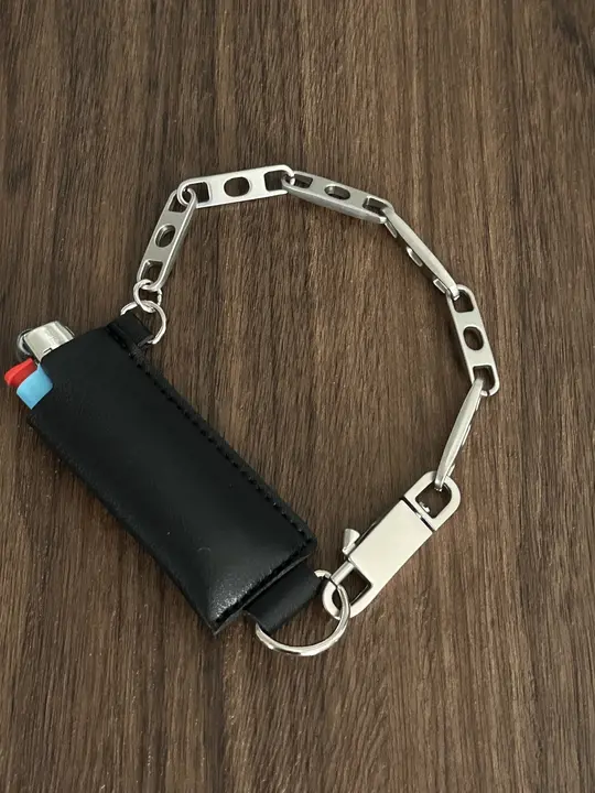 高級感のあるシンプルなデザイン！個性的な金属チェーン付きキーリング【赤と青のアクセント】