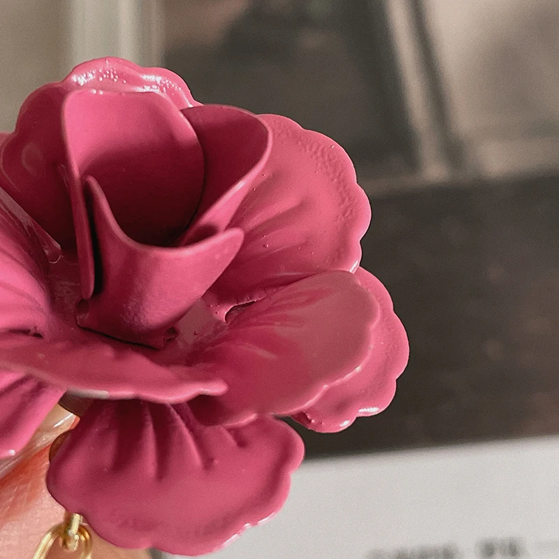 アクリルピアスを選ぶときに迷うなら、この1つの「花のリゾート感」が答えになる？