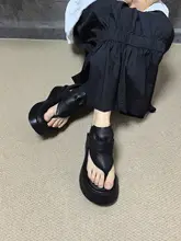 スタイリッシュな厚底サンダル【本革・トングデザイン・カジュアル】