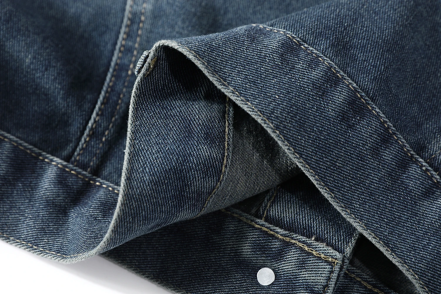 デニムとジャケットの組み合わせで窮屈にならないコツは？