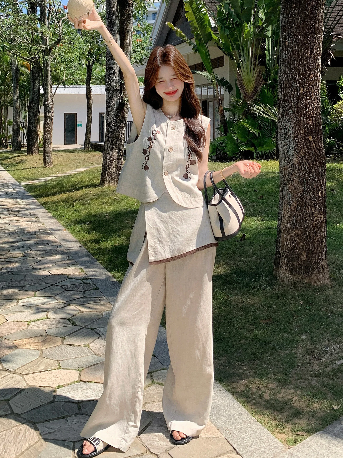 フレンチスタイル初夏の美しい衣装：バイカラー刺繍ベストとワイドパンツの旅行向けセットアップ