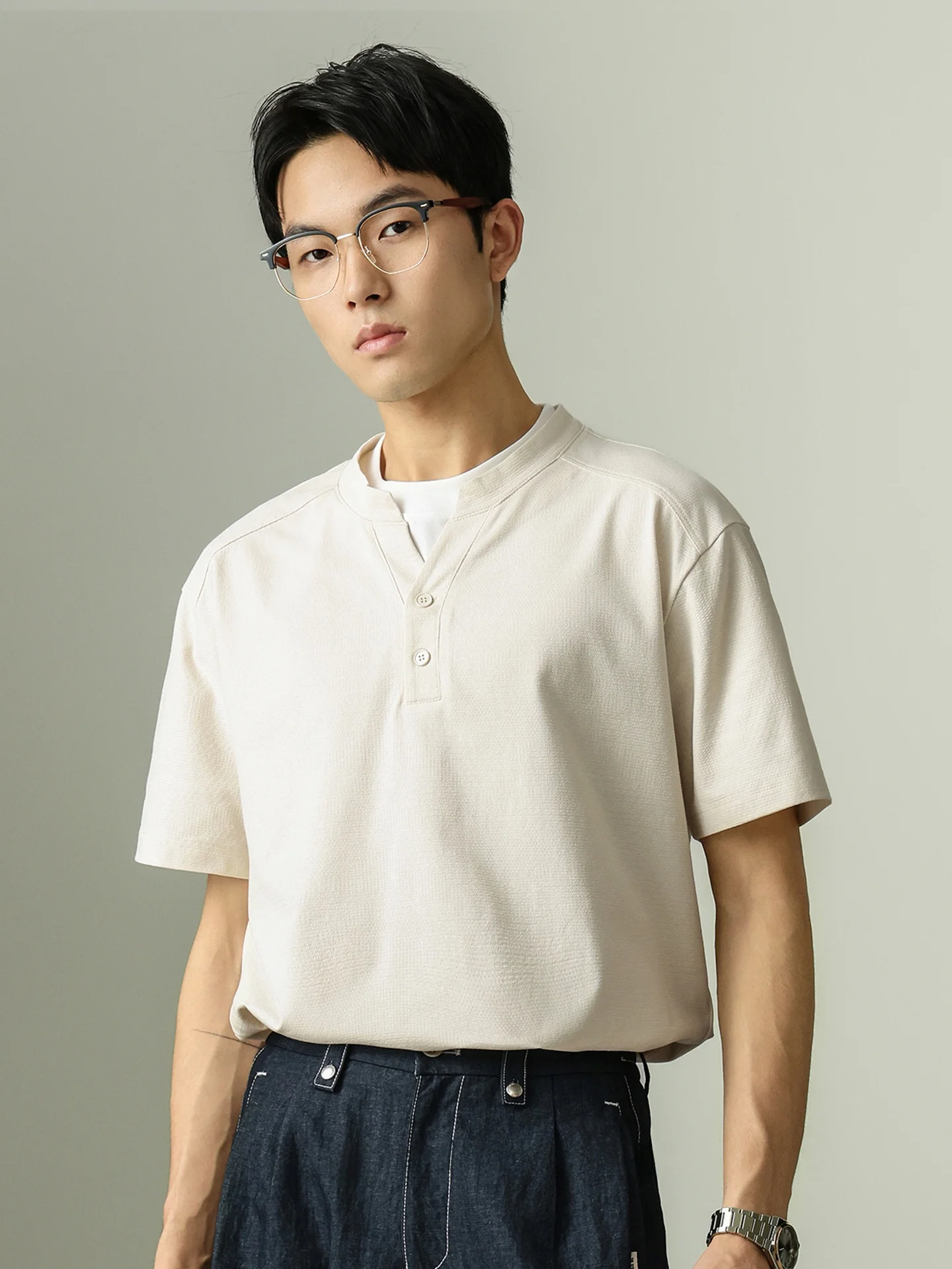 ヘンリーネックTシャツの選び方とは？厳選3選でビジネスカジュアルから夏のリラックススタイルまで
