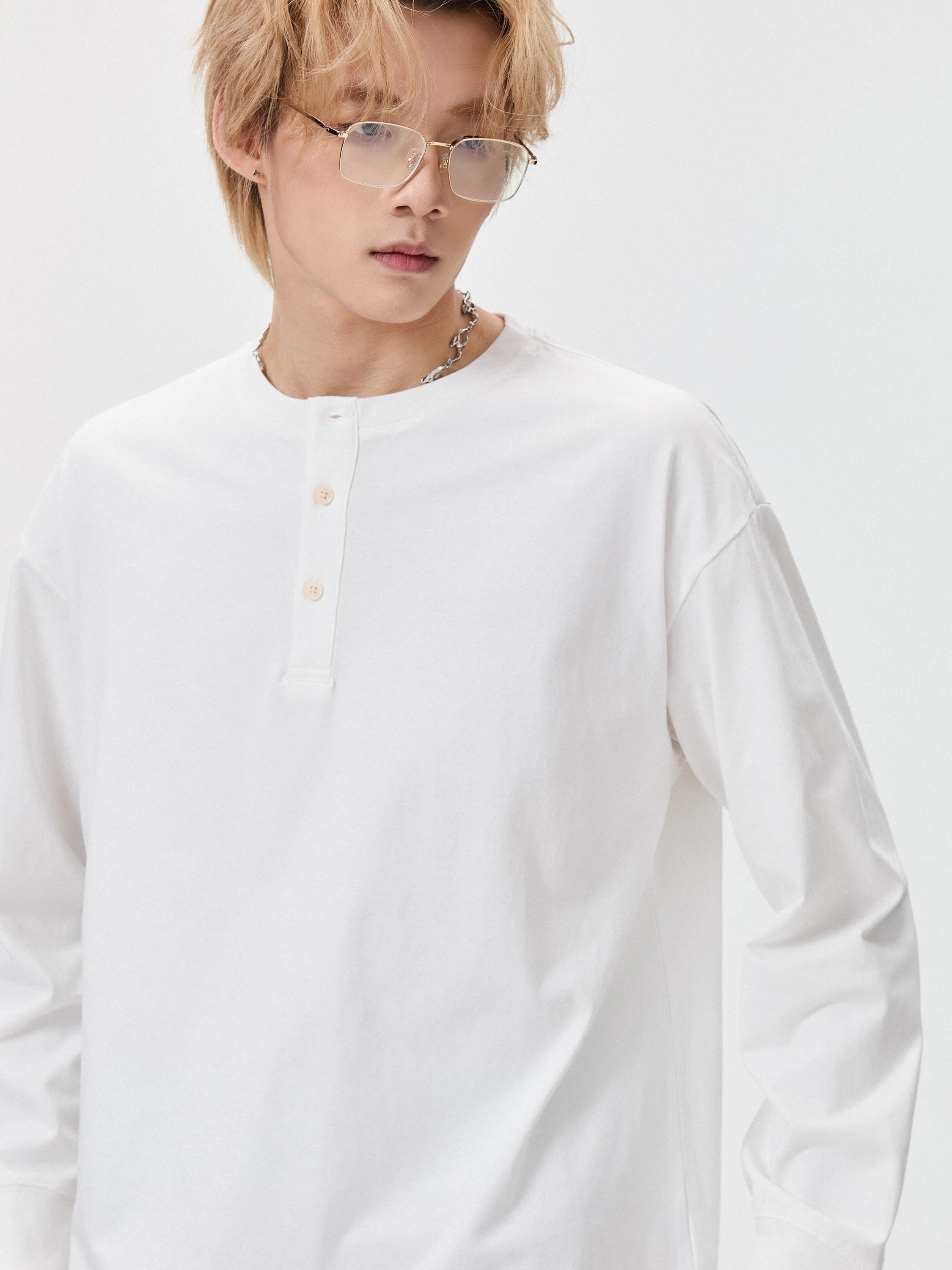 白ティーコーデ メンズの選定基準：半ボタン ヘンリーネック 長袖Tシャツの実用性と着用シーン
