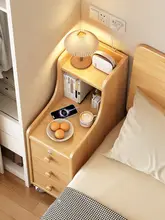 木製の小型キャスター付きナイトテーブル【移動可能・狭い隙間に最適・ロック機能付き】