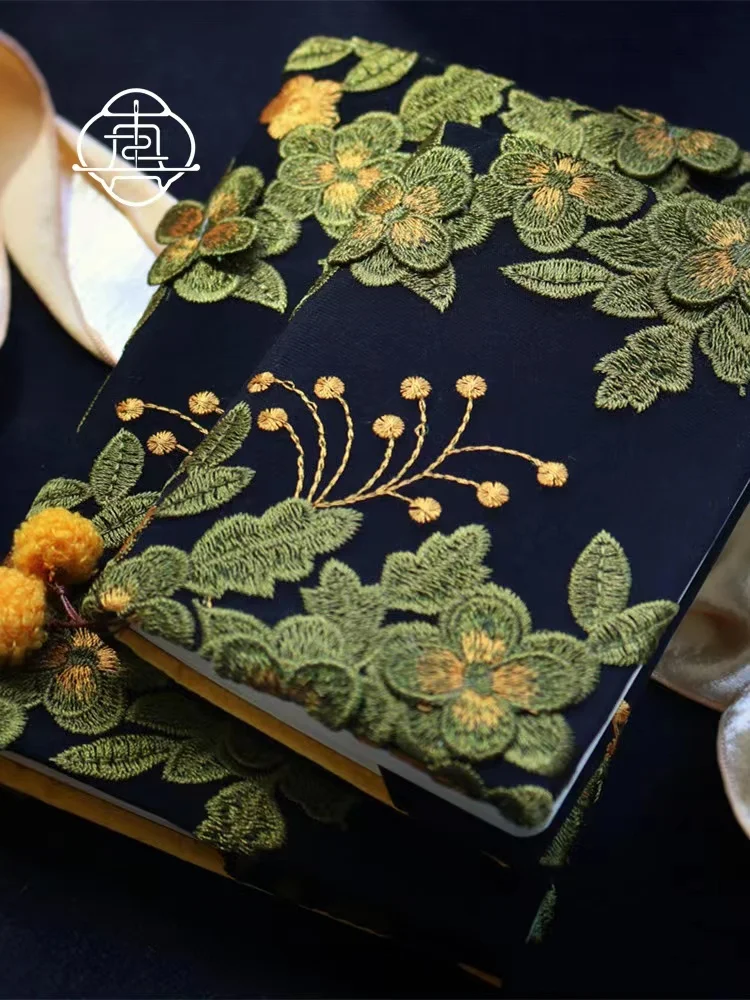 おくすり手帳ケースはどんなもの？刺繍レトロ風の手帳カバーが、日常のこころを癒す理由