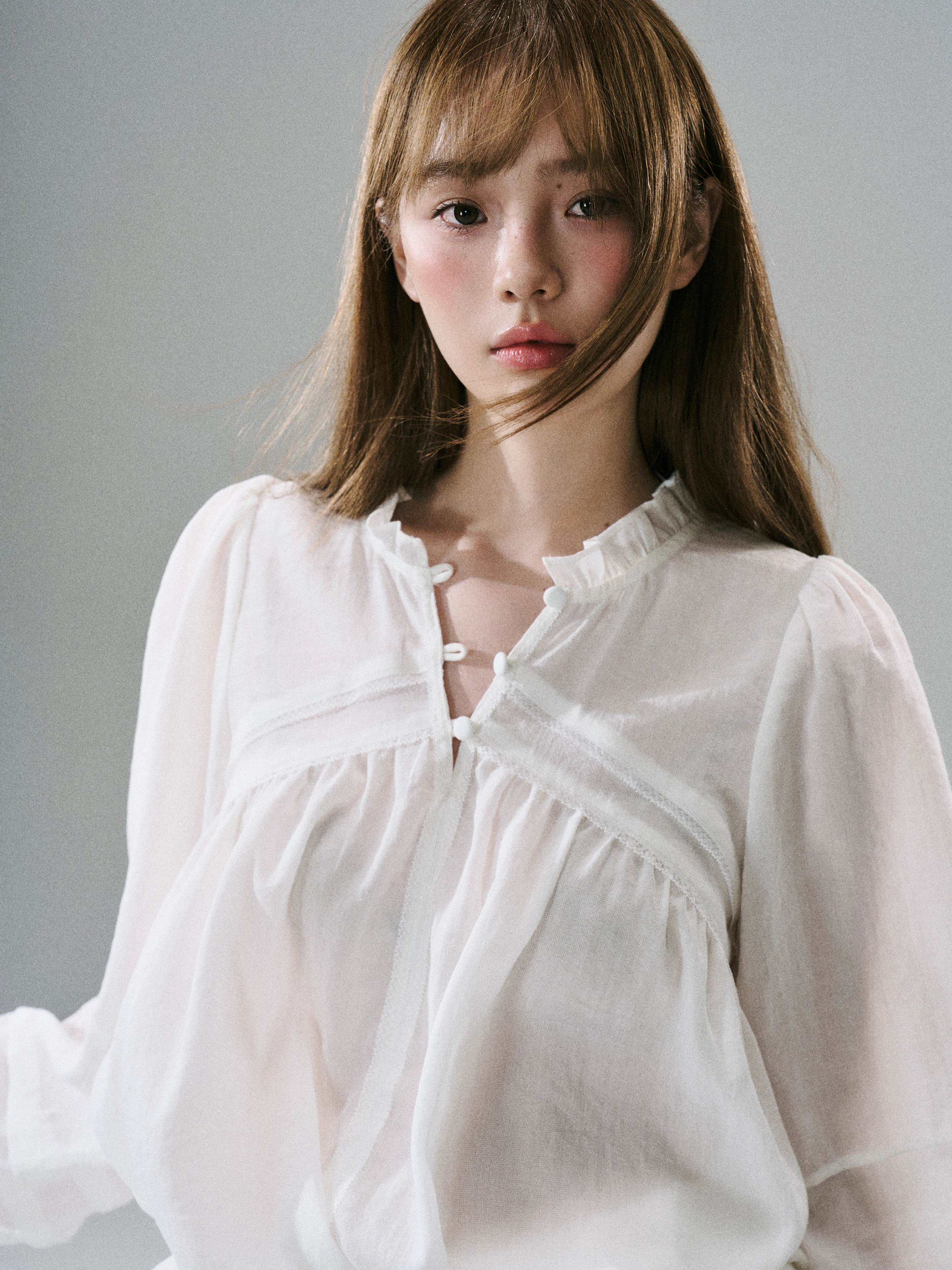 20代の女性が今季選ぶべき「甘さと可愛さ」のトップスは？