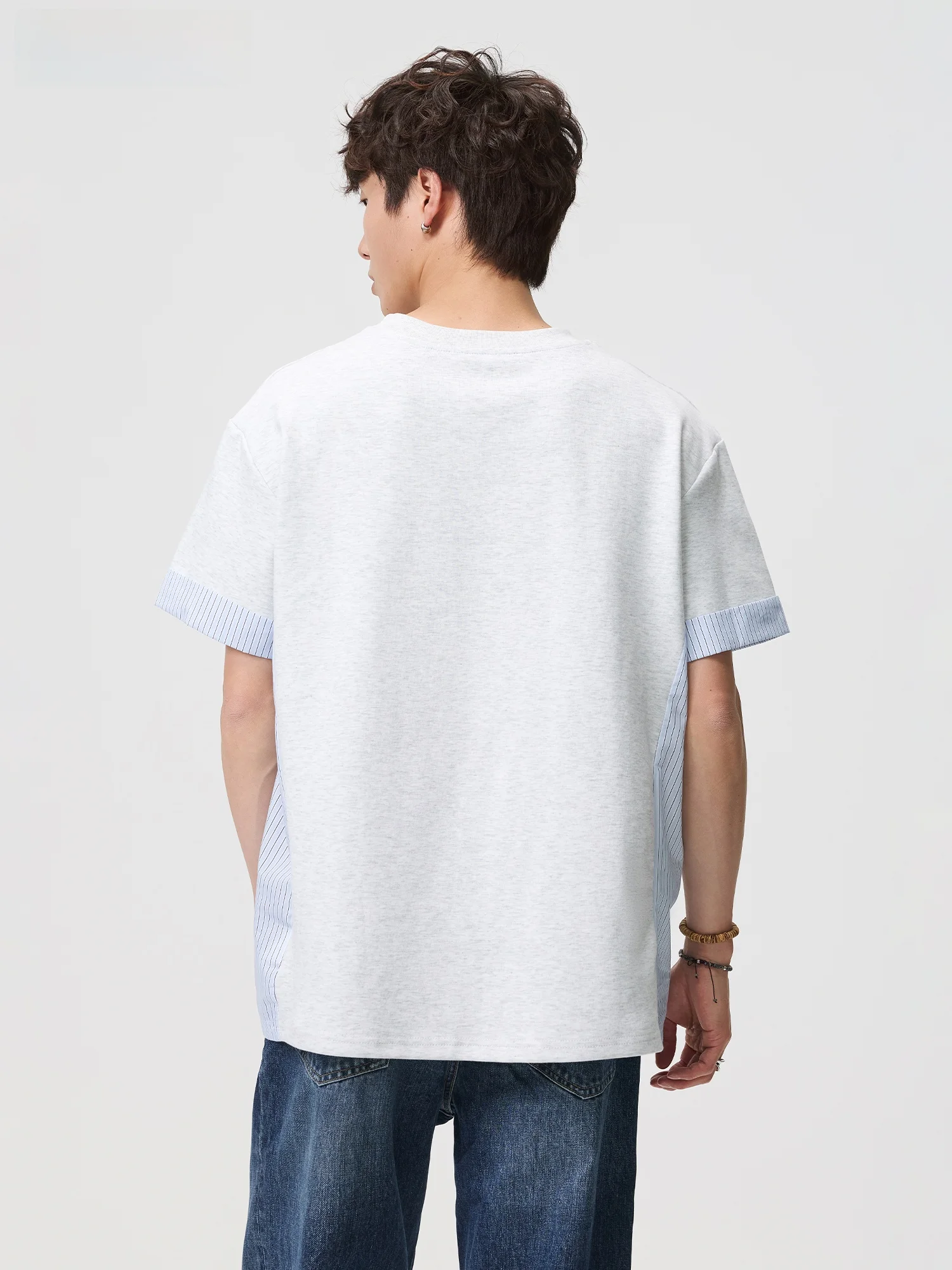白と水色のバイカラーTシャツ：美式スタイルの夏用ゆったりデザイン