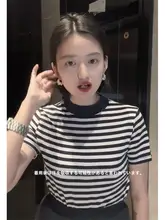 ブラックとホワイトのストライプ ラウンドネックショートスリーブTシャツ【夏用・スリムフィット・ショート丈・冷感ニット】