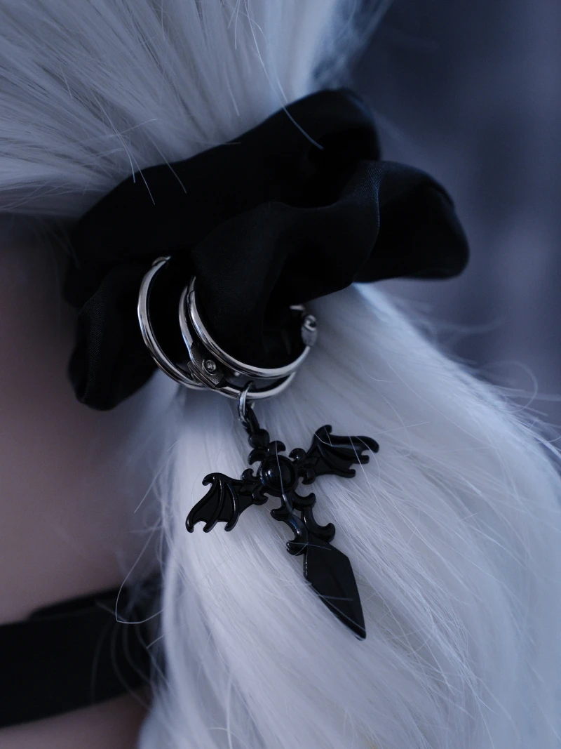 手作り黒十字吊り下げポニーテイルゴム：ゴシックスタイルで頭皮にやさしいカジュアルヘアアクセサリー