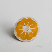 雪のような柔らかさのオレンジ色の花デザインシェルボタン