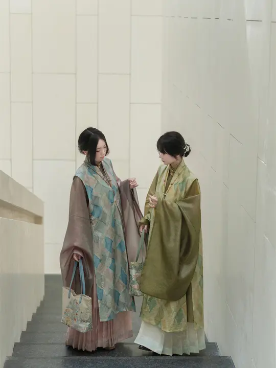 南山の美しさ 伽羅の香り 漢服 長袖立襟シャツとマ面スカート【春夏秋用】