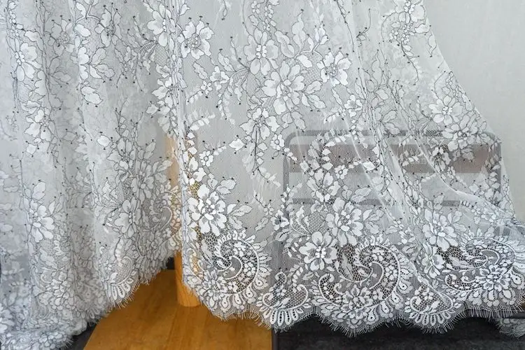 高級レース素材の特徴と実用性：コントラストデザイン・刺繍付き生地の使い方