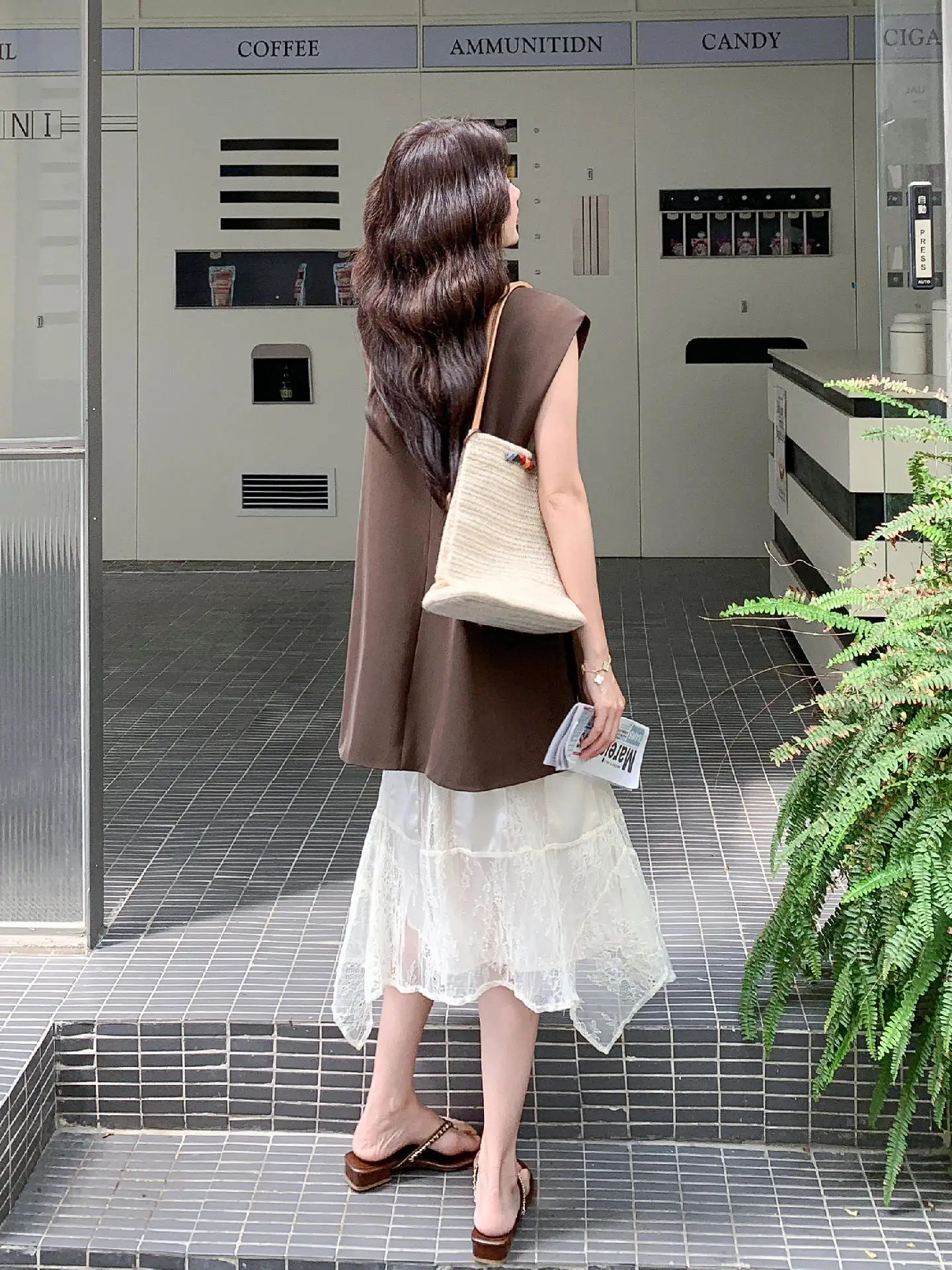 「シンプルな夏のコーディネート」はどう選ぶ？深いブラウンのレーススカートとジャケットセットが解決するリアルな悩み