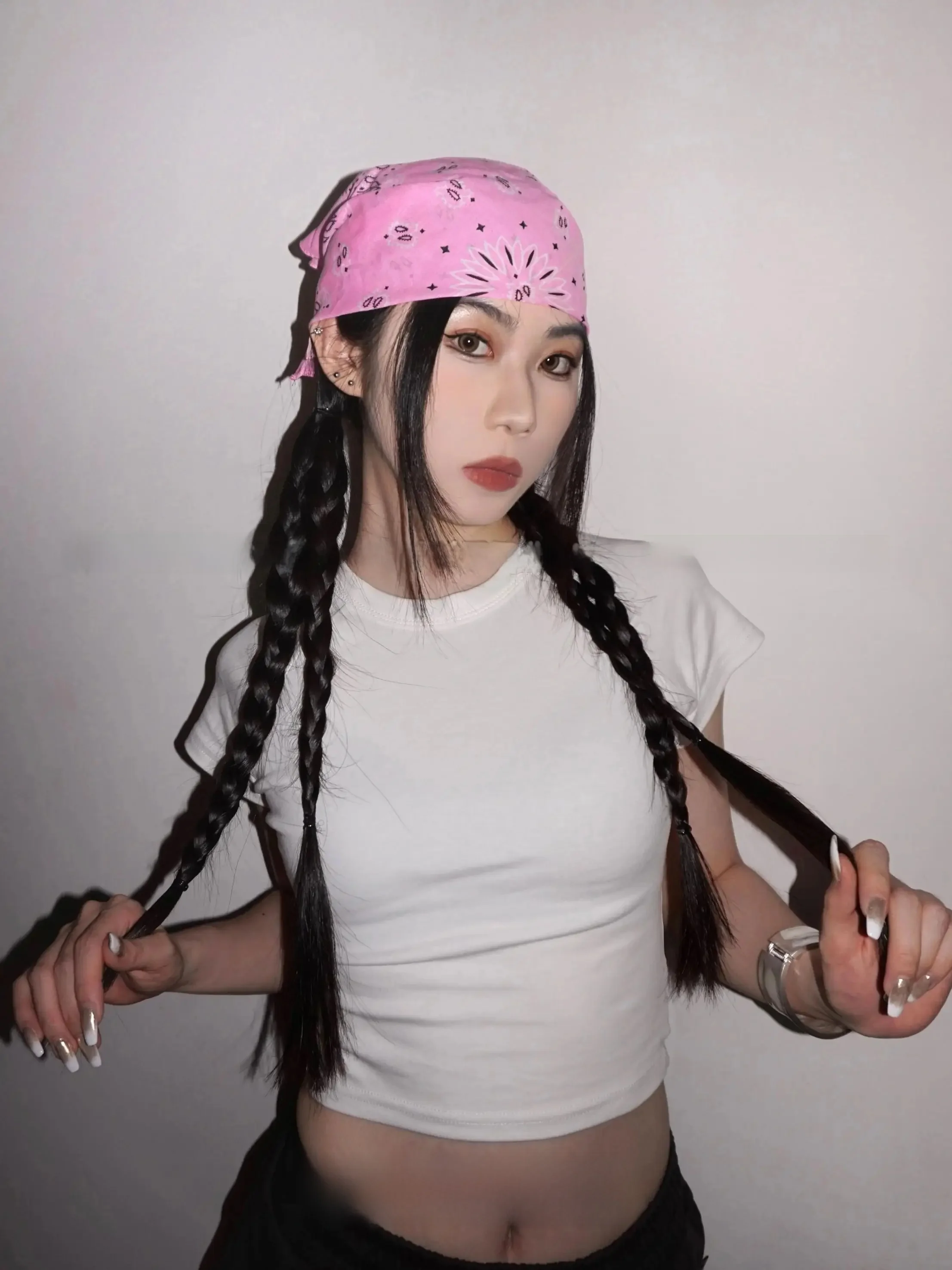 ピンクのカシューナッツ柄ヘアバンドで、冬の日常をどう変える？