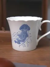 手描き青花水母デザインの陶器マグカップ【高級感のあるフラワーカット・牛乳用】