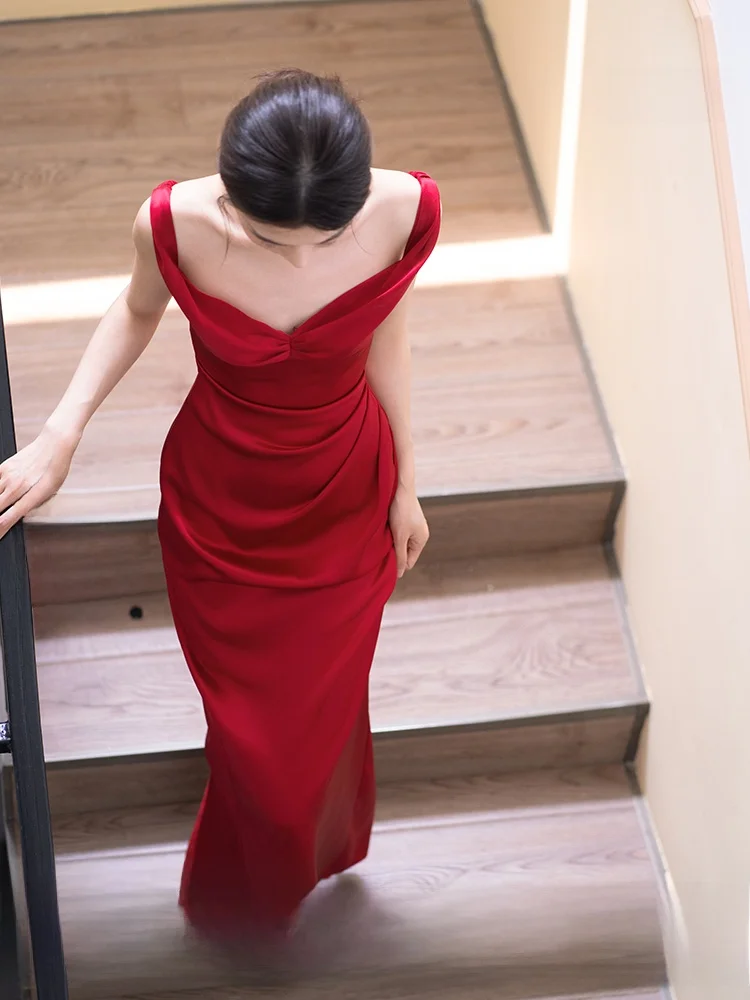 結婚式 ゲスト ワンピース どう選ぶ？ワインレッドのサテンドレスが実は最強の答え