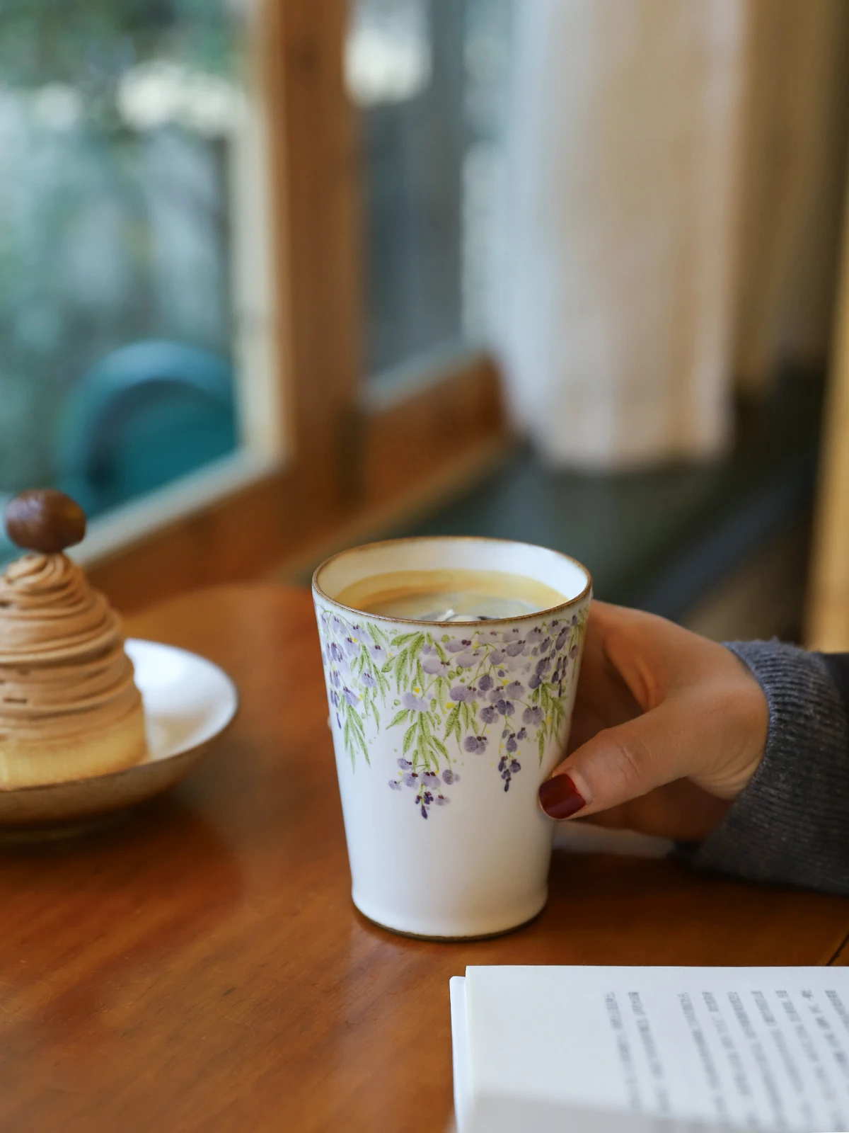 高級感のあるコーヒーマグカップを選ぶには？手描き陶器がもたらす、心に響く日常の美しさ
