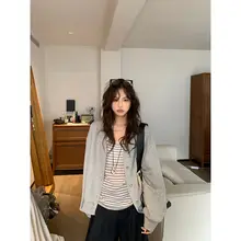 軽やかで快適！小ボタン付きカーディガン【防UV・フィット・グレー】