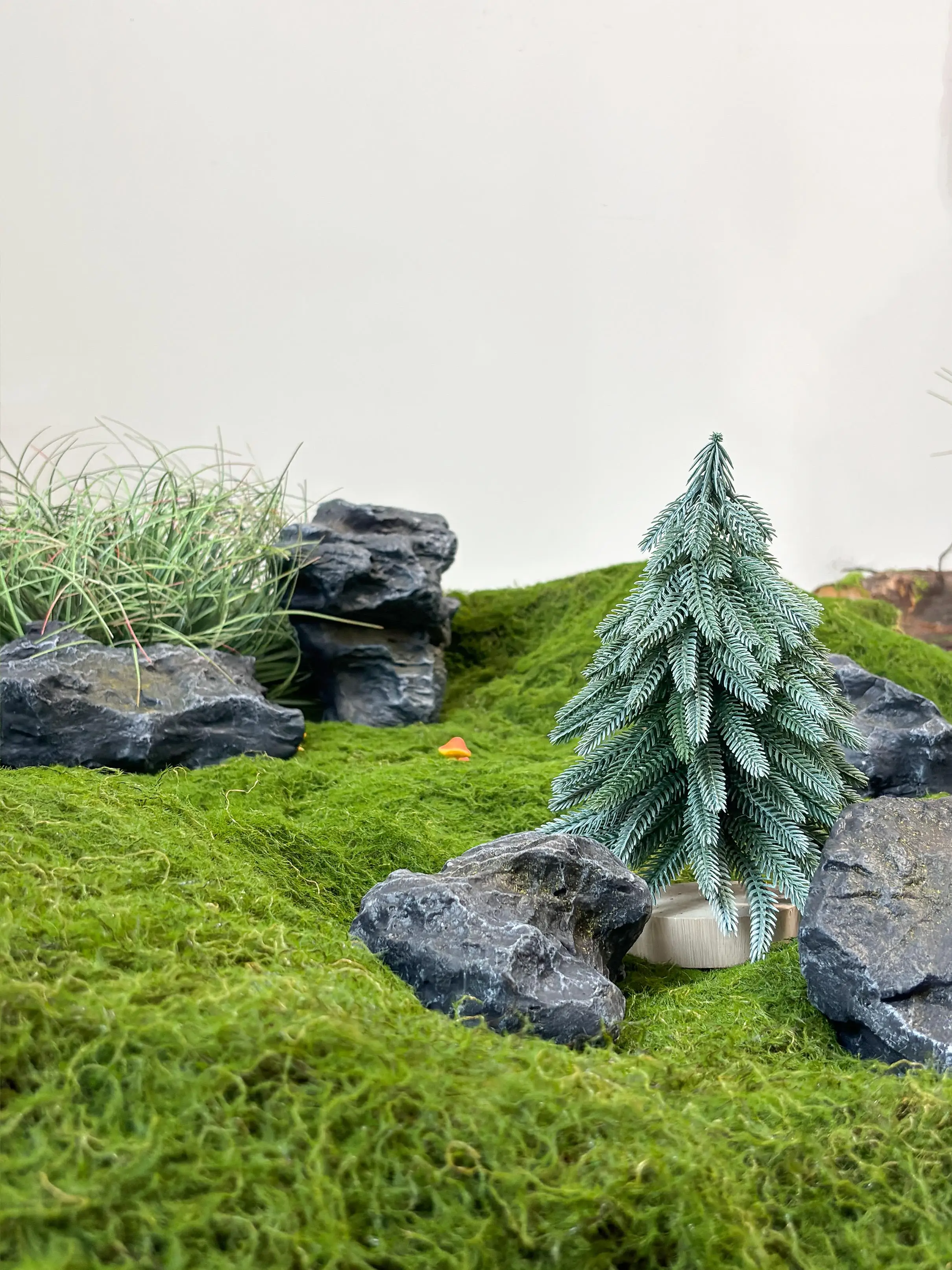 リアルな石風の観葉植物飾り：フェアリーガーデンの自然風設置ガイド