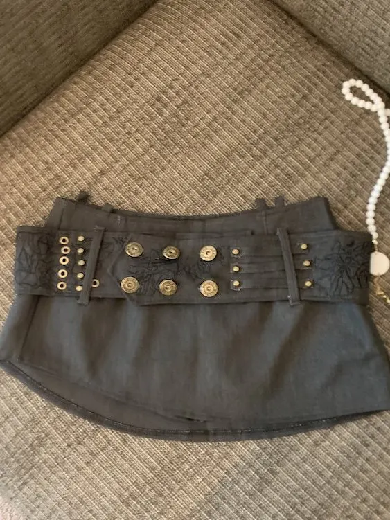刺繍ボタン付きウエストベルトで腹見せを抑えるタイトスカートの着こなし法