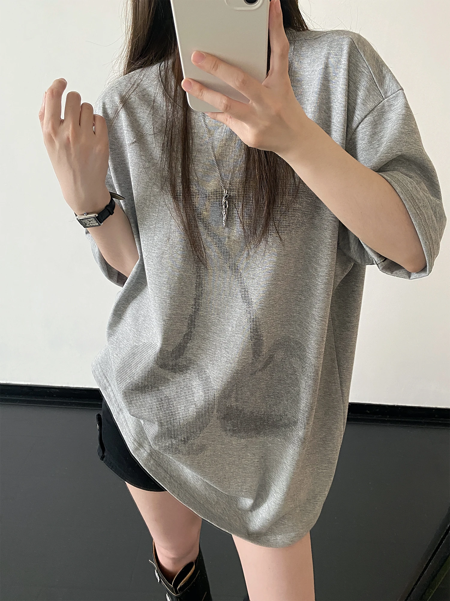 グレー tシャツ ダサい どうして？5選で解明し、本当のファッション性を再発見する