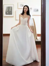 白色サテンのシンプルな新婦用ドレス【スリムフィット・ウェディングパーティー・写真撮影用】