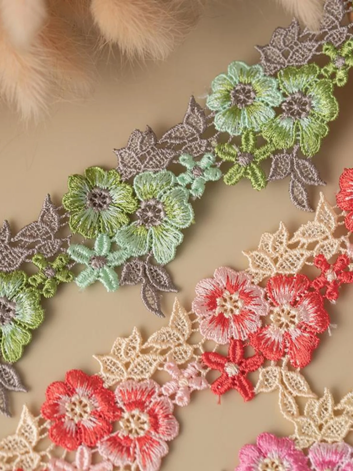 二色の水溶刺繍レース生地：幅広・手作り・DIY用の実用性と使い分け