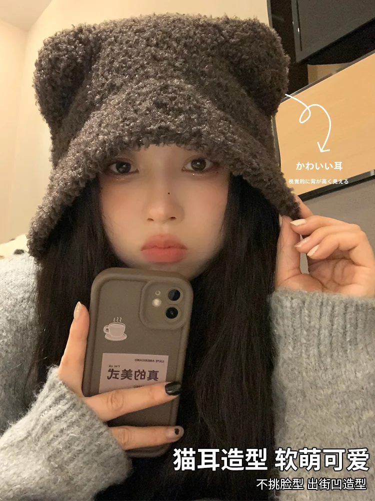 可愛いクマデザインのレイフォン帽子：秋冬期の保温性とファッション性を実証