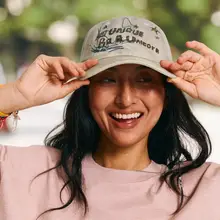 復古風アメリカンデザインのダックビルキャップ【スプレーペイント・グラフィックプリント】