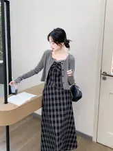 黒チェックのキャミソールワンピースとニットカーディガンのコーディネート（セットアップ対応）