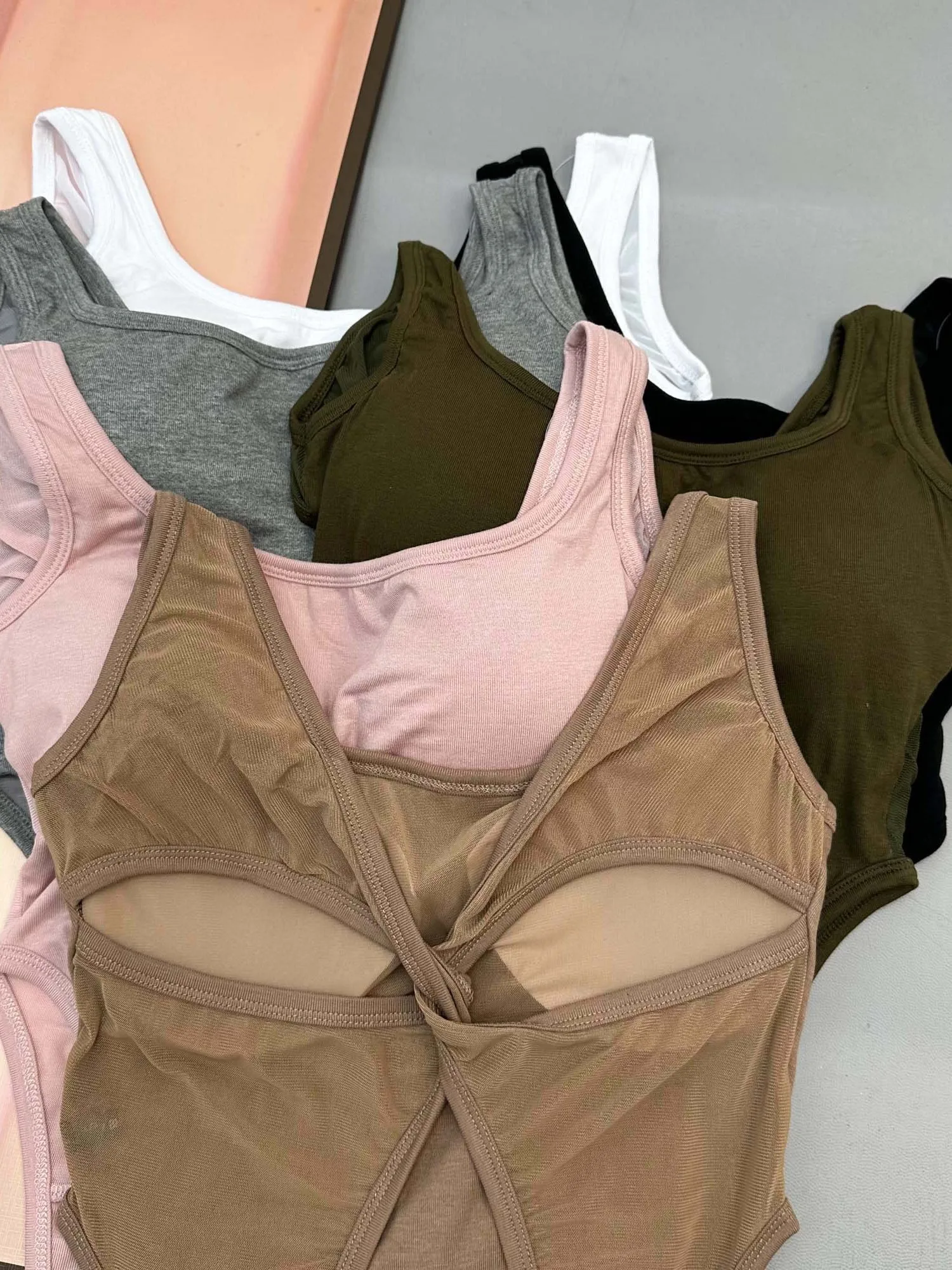 オーバーオール 巨乳に合うアイテムは？シンプルなコットンリブキャミソールが実は最強の選択肢