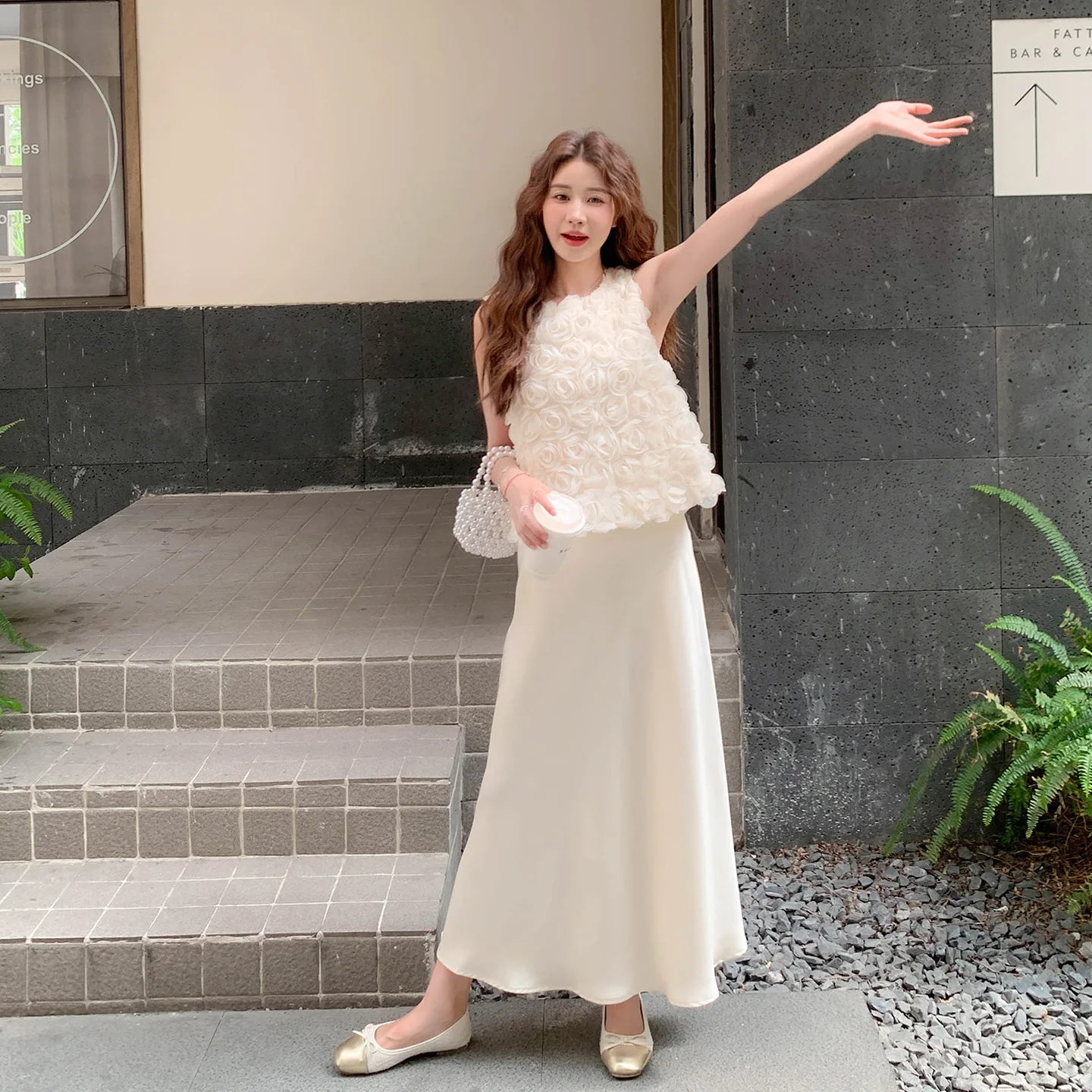20代後半の夏に着るべき「立体花柄ノースリーブトップスとハイウエストスカート」は？
