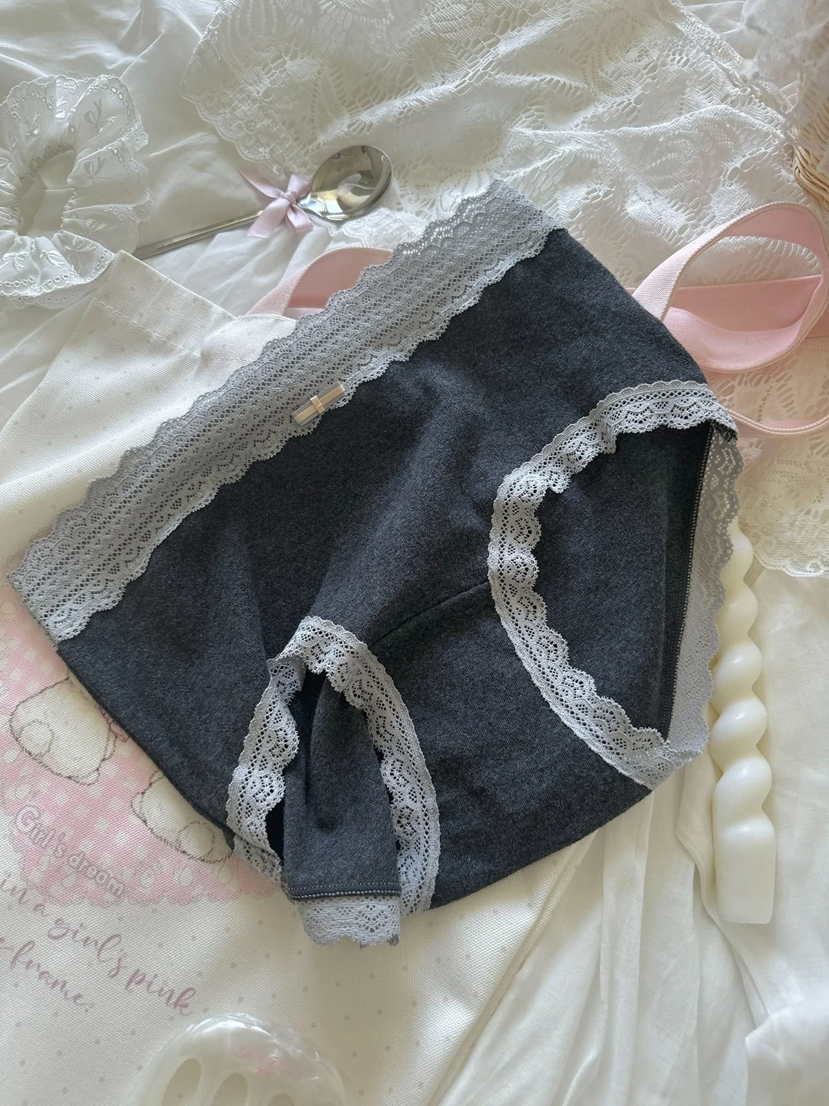 キャミソールの上に着るものって何？レースのパンティが意外と解決する3つのシーン