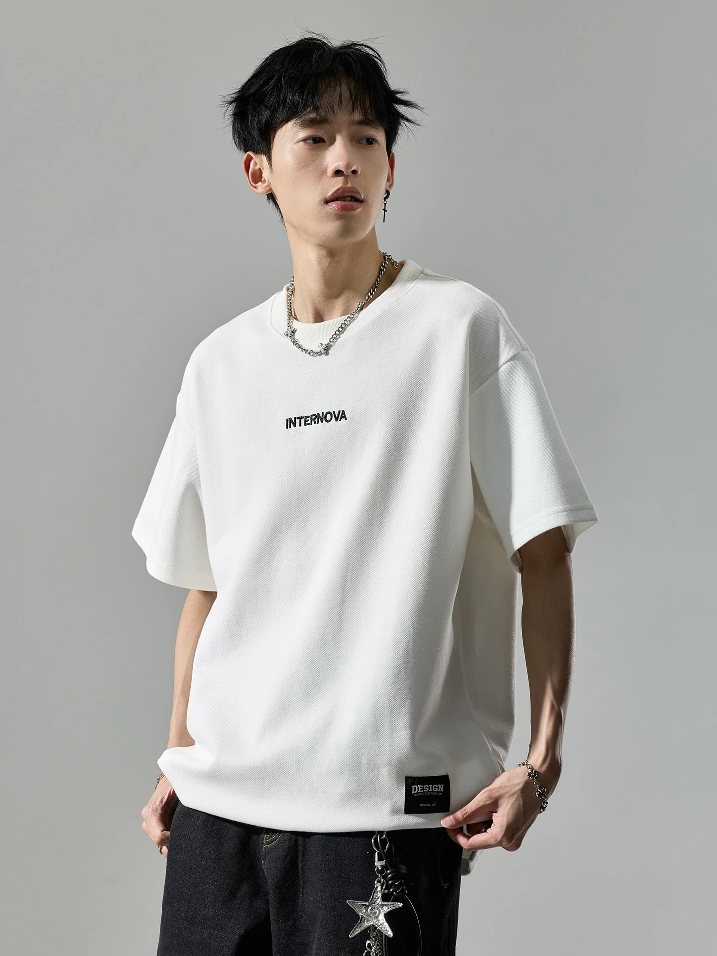 tシャツ ワンポイント 刺繍：SZONの白色短袖Tシャツが提供するカジュアルデザインの実用性