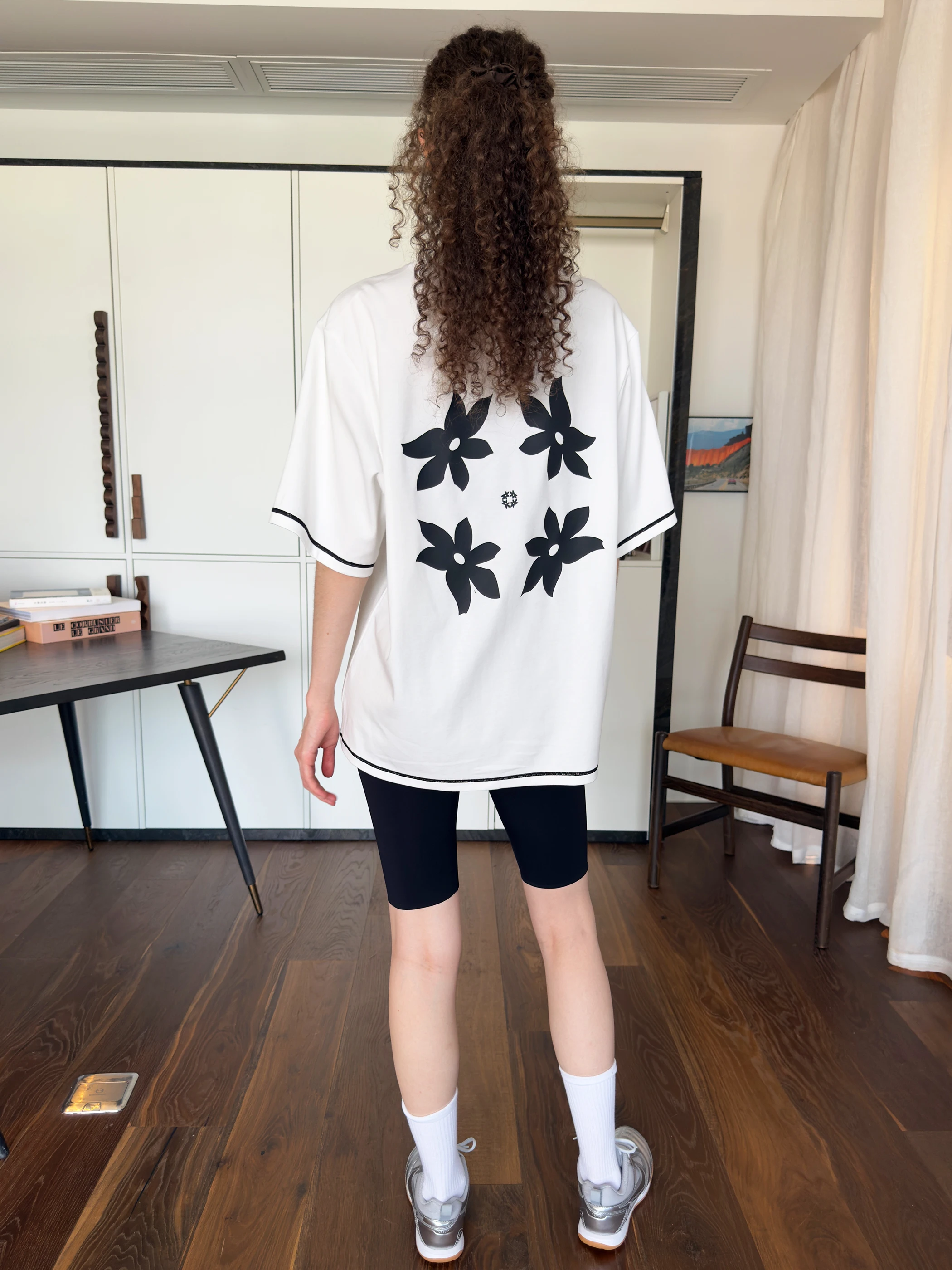 クルーネックTシャツを選ぶときに迷うのは、どんな素材とデザインか？