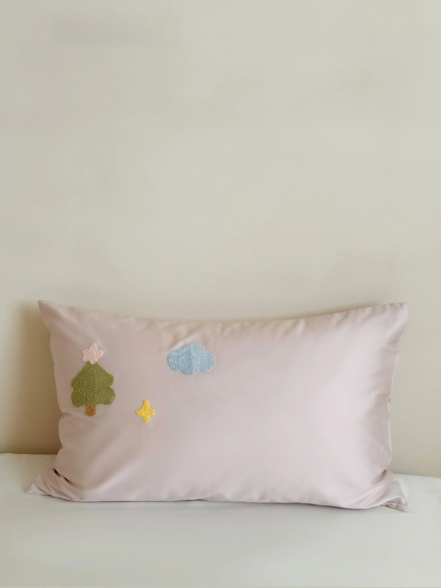 可愛いタオル刺繍の長綿製まくらカバー：洗濯可能で衛生的に使える家庭用カバーの実用性
