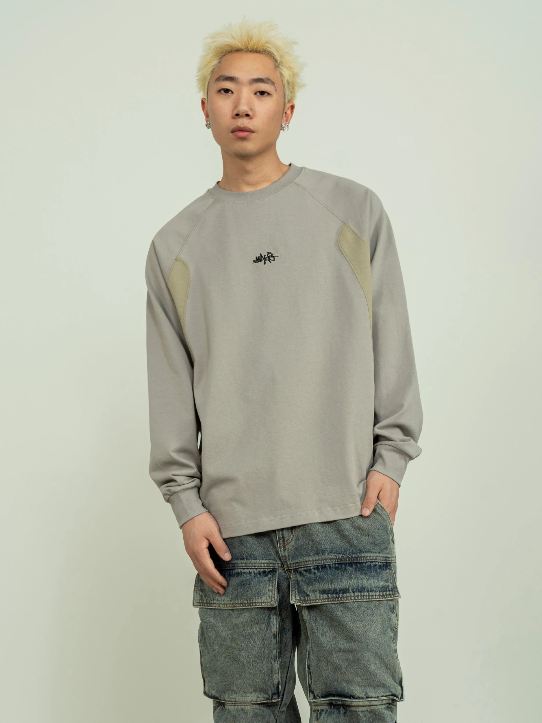 スワッチのアパレルはアメリカンヴィンテージ風の長袖Tシャツで、ルーズフィットと刺繍が特徴