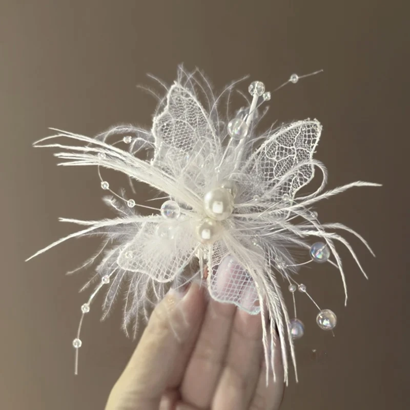 外ハネポニーテールの定番スタイル：レースと羽根の蝶型ヘアクリップで演出