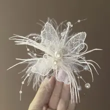 華やかさを演出！レースと羽根の蝶のヘアクリップ【パール付き・サイドスタイル・ウェディング用】