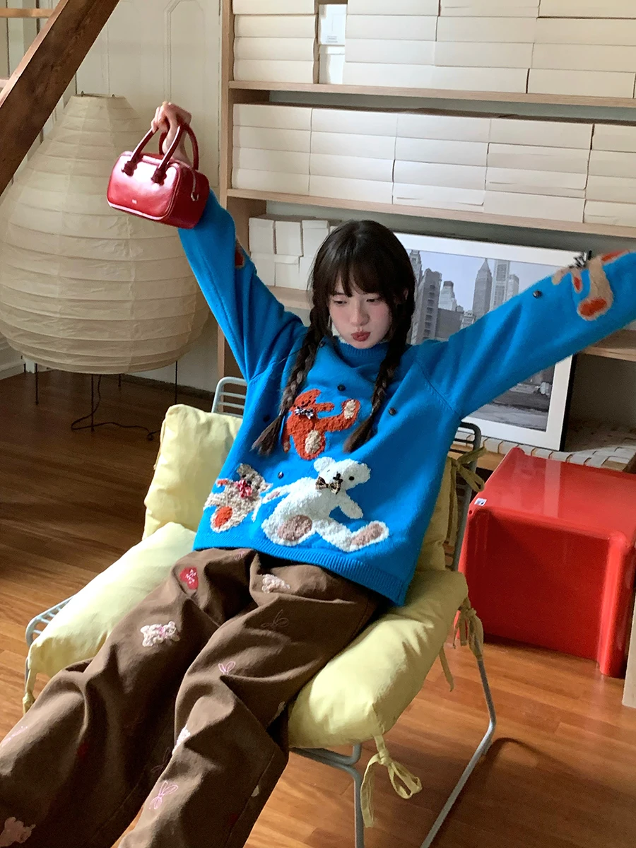 綺麗な色のセーターをどう選ぶ？宝石青のニットセーターが秋の日常を彩る理由