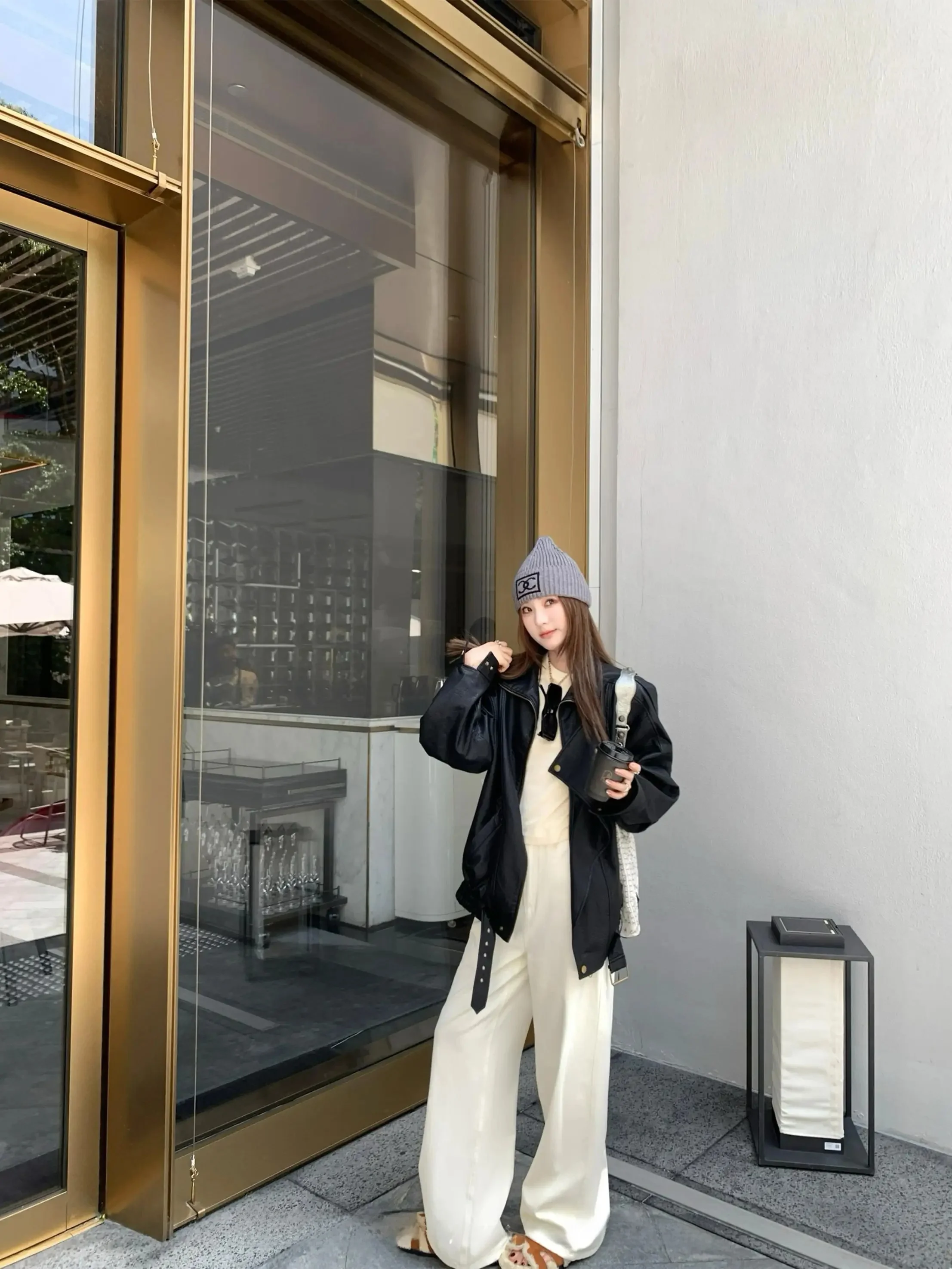 大人可愛いの本質とは？無地ロングトレンチコートで徹底解説