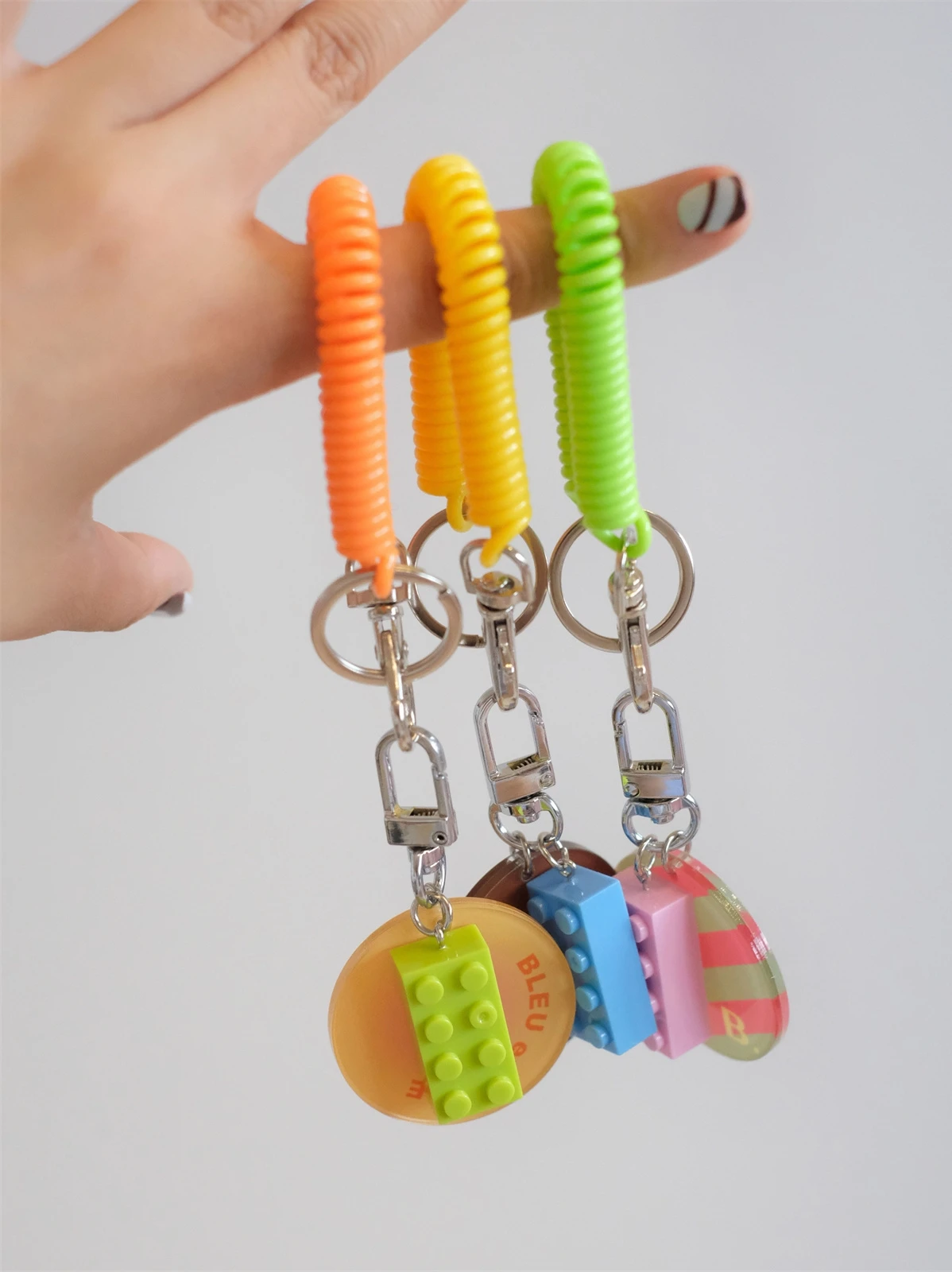 BLEU et ROSE オリジナルカラーコンビチェッカーデザイン アクリルキーホルダー：おしゃれなお揃いブランドの小物選びに最適なデザイン