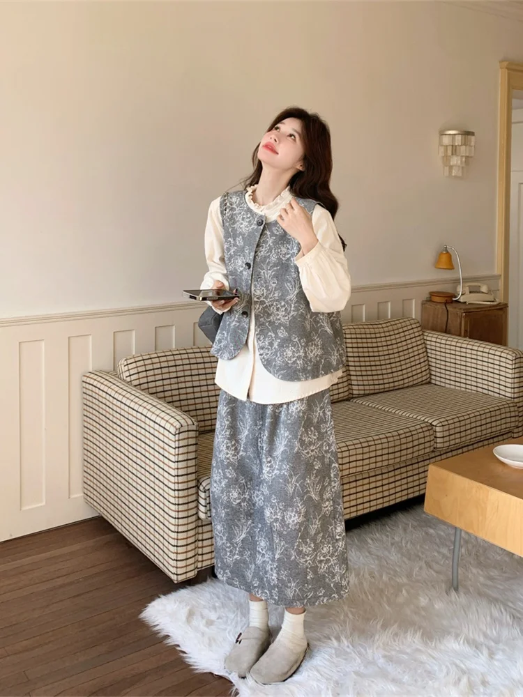 新中式刺绣ベストとフラワープリントスカートのハイネックトップス：4月半ばに着る秋のデート服としての実用性と季節感