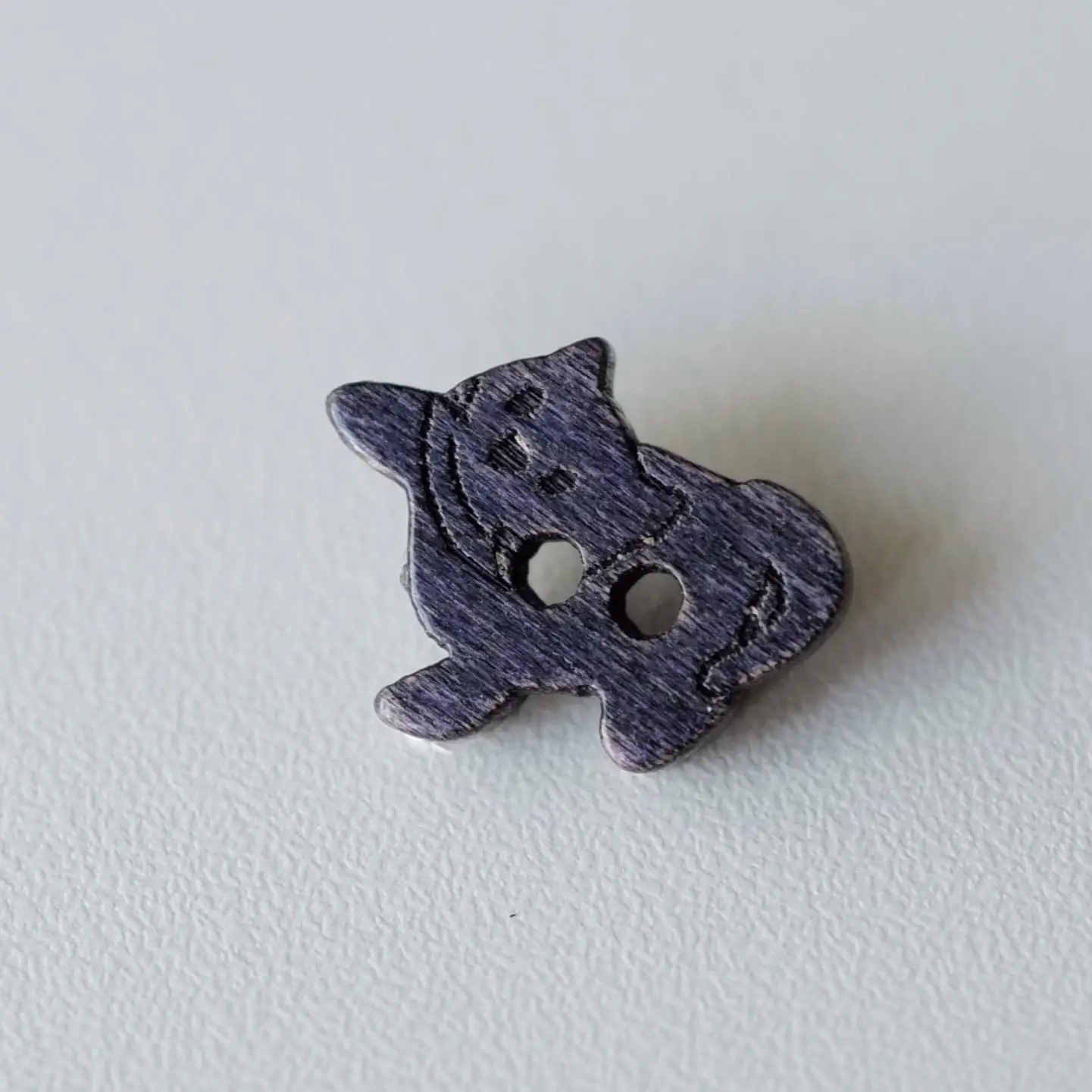 暗い青色の猫型木製ボタン【かわいいデザイン・ドイツ製】とは？