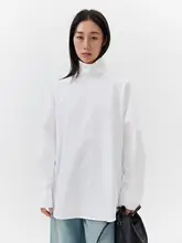 リバーシブルデザインのコットン白シャツ