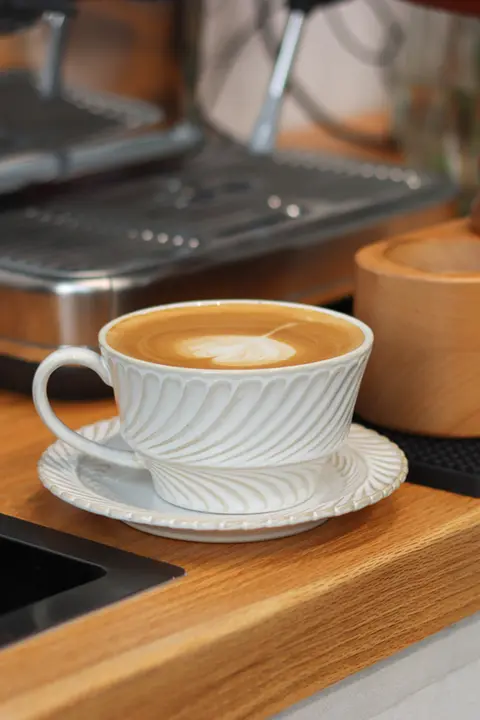 ラテミルクコーヒーカップ シンプル 陶器 精巧で優雅