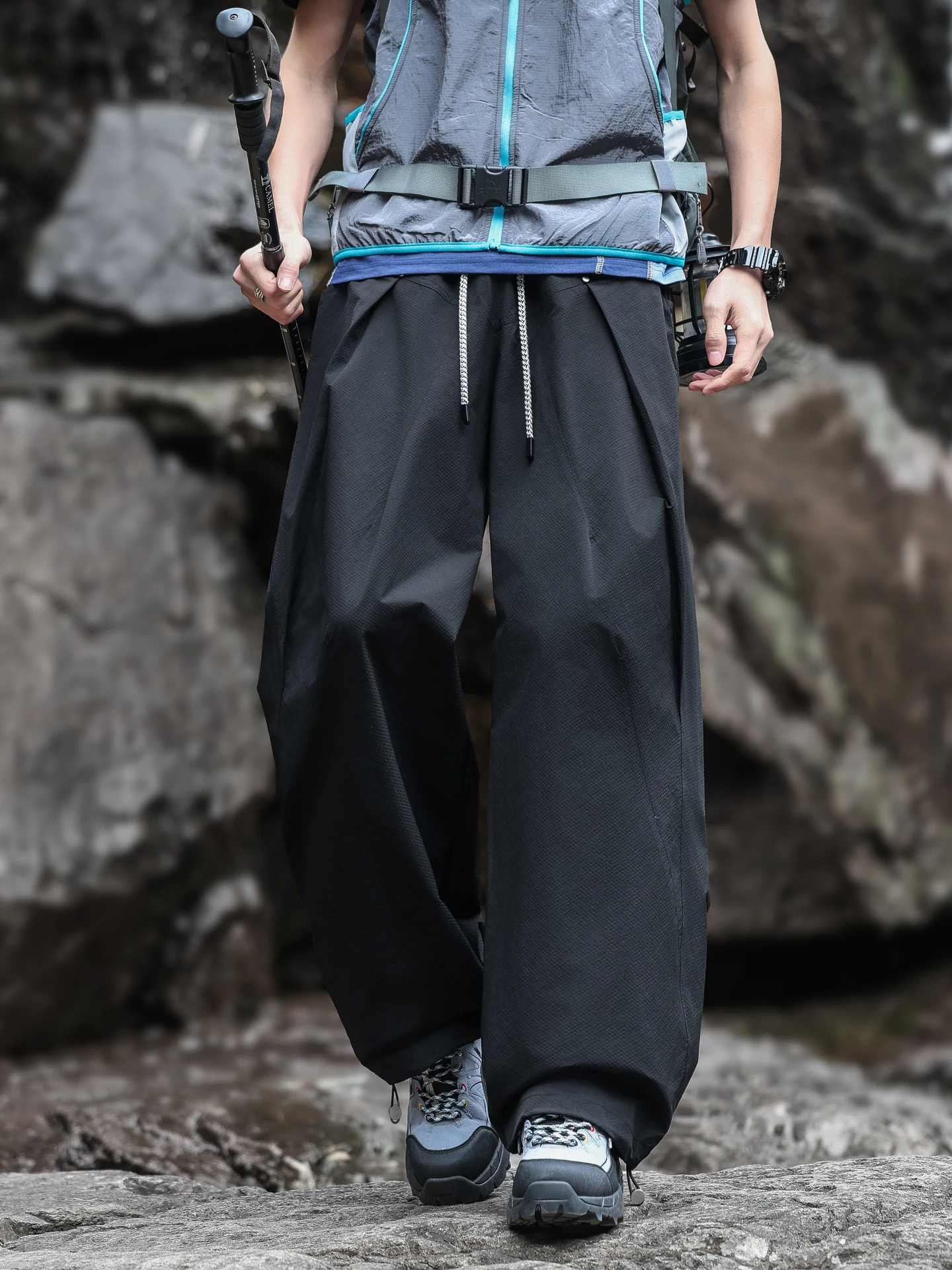 登山でスタイリッシュに過ごすには、どんなパンツがおすすめ？